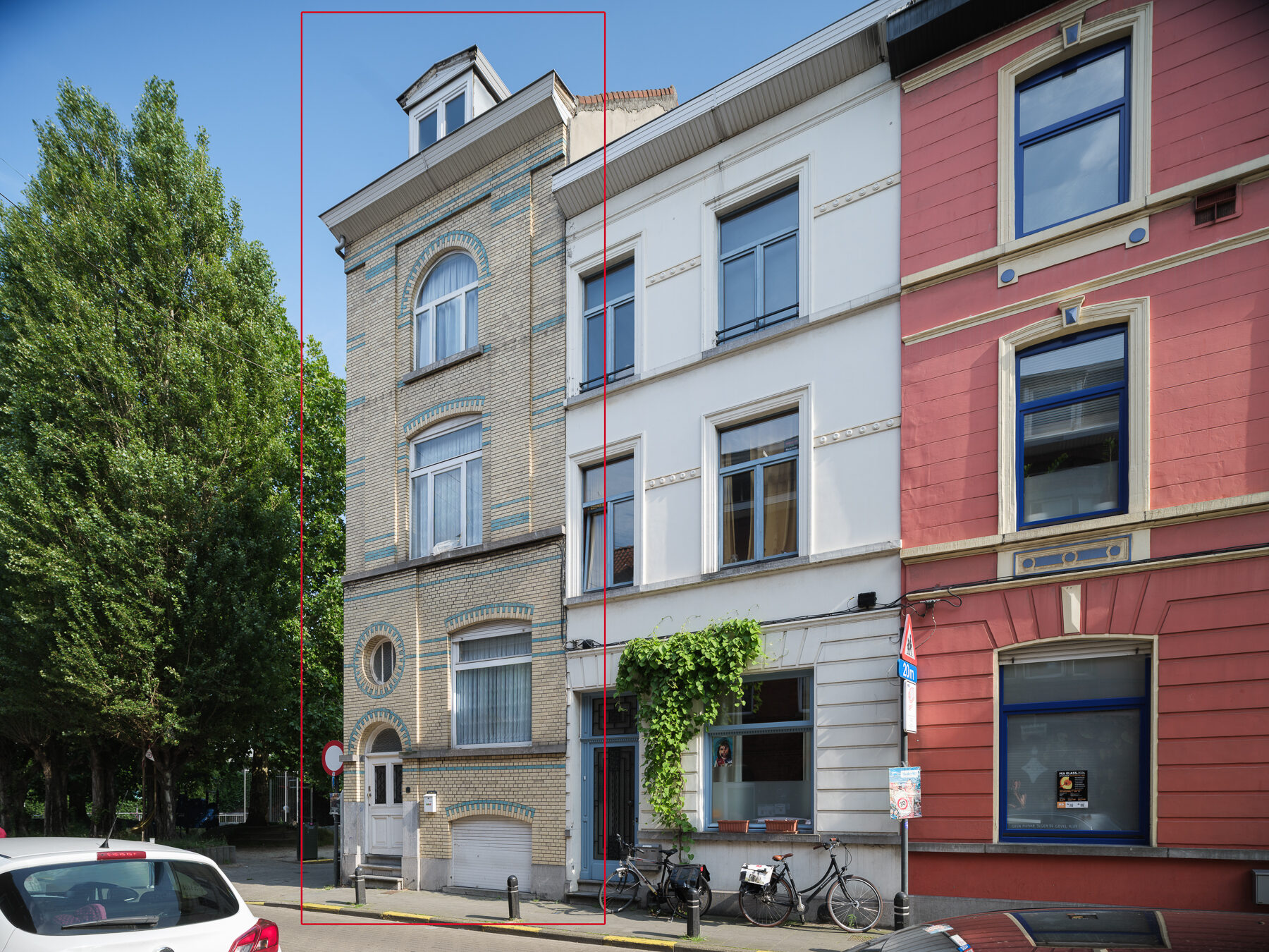 Karaktervolle en royale woning met prachtige gevel en garage, foto 1
